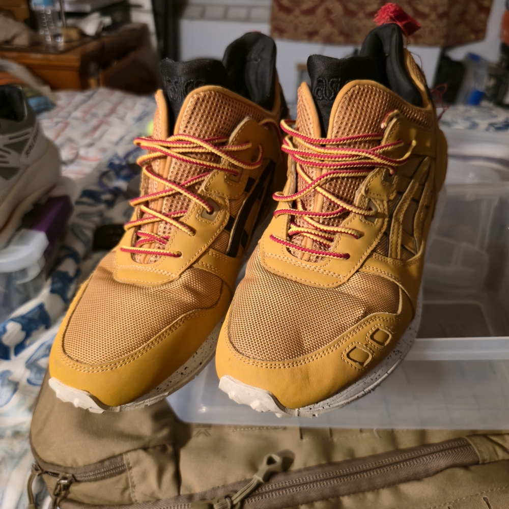 ASICS GEL LYTE MT  Sneakers in Yellow and White.used